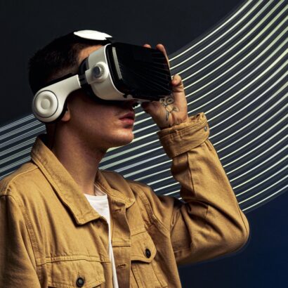 Understanding Virtual Reality